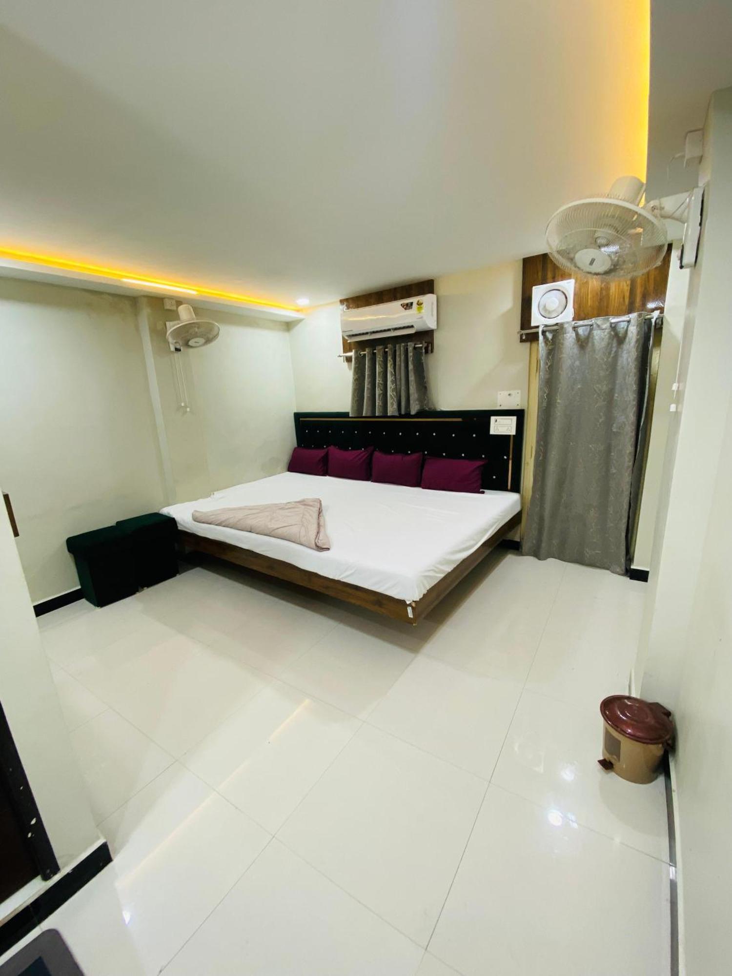 Hotel Super Palace Ujjain Esterno foto