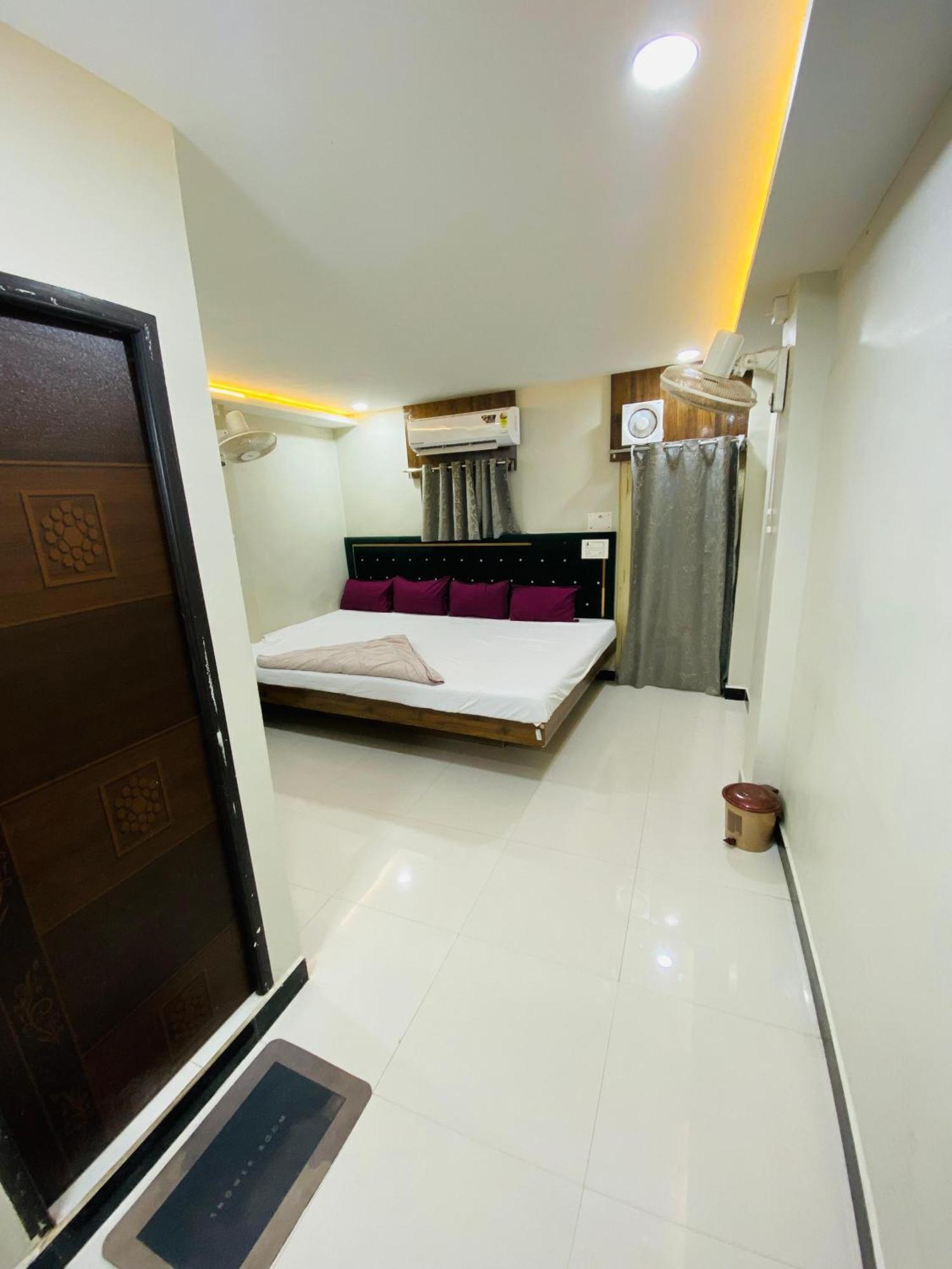 Hotel Super Palace Ujjain Esterno foto
